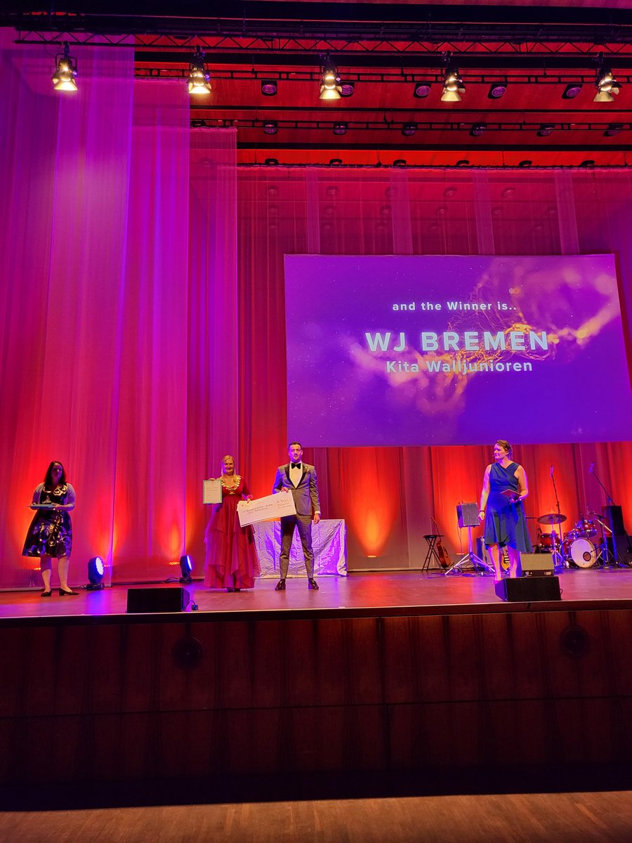 pmeFS's tweet photo. Der pme-Kita „Walljunioren“ in #Bremen drohte wegen Personalmangels Gruppenschließungen. Dank intensiven Recruitings wurden neue Fachkräfte eingestellt und geflüchtete Kinder aus der Ukraine aufgenommen. Dafür verliehen die #WirtschaftsjuniorenBremen den Bundespreis mit 500 €. https://t.co/noEmFJ2ByJ