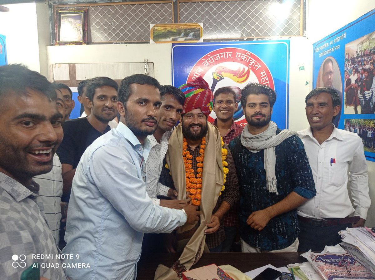 jagdamba89's tweet photo. बहुत-बहुत धन्यवाद और आभार सर आपका यह जो आज हमें खुशी मिली है इसमें आपका बहुत बड़ा योगदान है 
आप का संघर्ष हुआ कई काबिले तारीफ था आपकी बदौलत आज हम शिक्षक बन पाए धन्यवाद और आभार सर 
हम हमेशा आपके आभारी रहेंगे
@TheUpenYadav @muksaran @sanjayyadavij @1stIndiaNews @dsrajpurohit291 https://t.co/EkCyQPOsHl