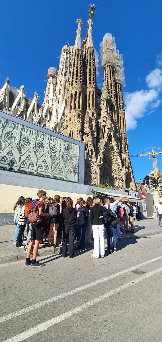 #intercanviBC2223 L'alumant de l'intercanvi amb Berlin i els seus "partners" estan passant un dia genial visitant la Sagrada Família i BCN. A més a més ens acompanya la Norma, l'auxiliar de conversa que estarà amb nosaltres aquest curs. <a href="/INS_Pla_Marcell/">Institut Pla Marcell</a>