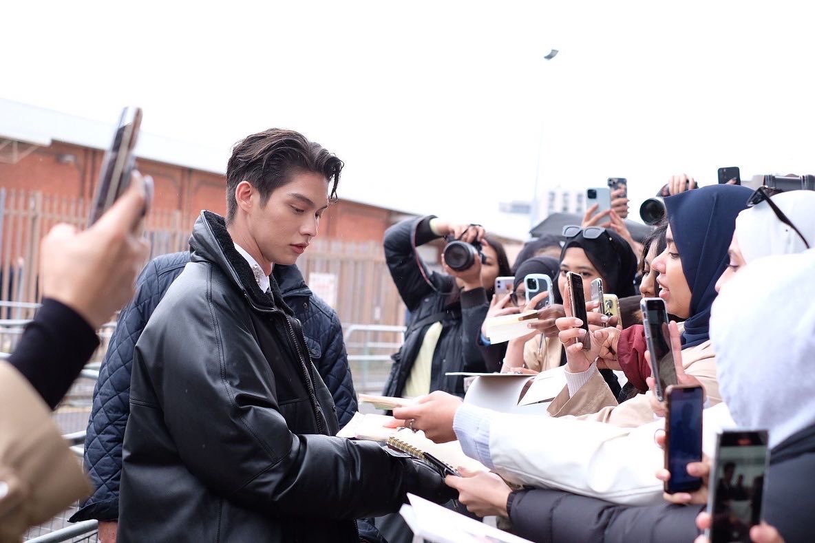 VogueThailand's tweet photo. ประมวลภาพ @bbrightvc ทักทายพร้อมแจกลายเซ็นให้กับเหล่าแฟนคลับ ณ กรุงลอนดอน ประเทศอังกฤษ ที่มาต้อนรับหน้าสถานที่จัดโชว์ ก่อนที่จะเข้าร่วมชมโชว์ @burberry คอลเล็กชั่นฤดูใบไม้ผลิ/ฤดูร้อน 2023 #Burberry #BrightReadyForLondon #BurberryxBright #BurberrySS23 #BurberrySS23xBright https://t.co/pa7yvcGq2d