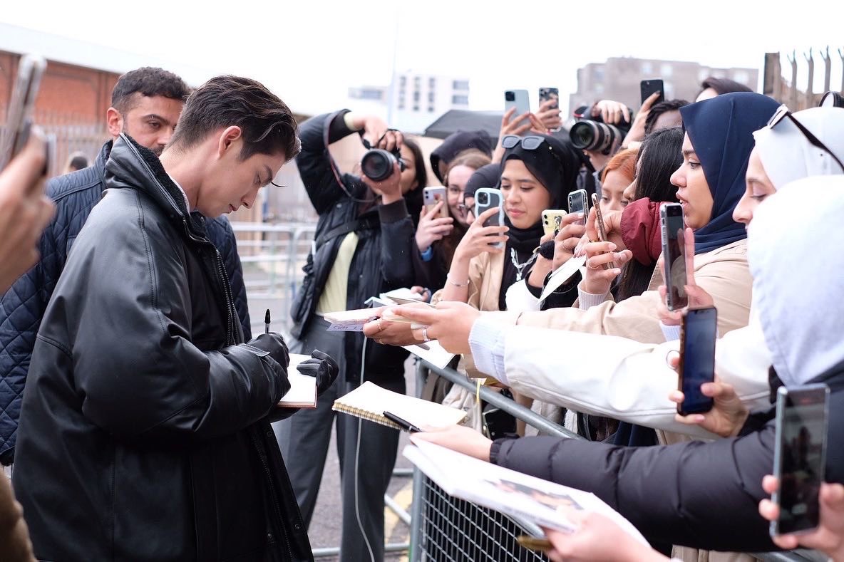 ประมวลภาพ <a href="/bbrightvc/">bright</a> ทักทายพร้อมแจกลายเซ็นให้กับเหล่าแฟนคลับ ณ กรุงลอนดอน ประเทศอังกฤษ ที่มาต้อนรับหน้าสถานที่จัดโชว์ ก่อนที่จะเข้าร่วมชมโชว์ @burberry คอลเล็กชั่นฤดูใบไม้ผลิ/ฤดูร้อน 2023 #Burberry #BrightReadyForLondon #BurberryxBright #BurberrySS23 #BurberrySS23xBright