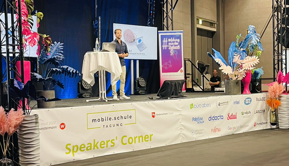 Der Mann den meine Klasse zeitweise besser kannte als mich <a href="/MrWissen2Go/">Mirko Drotschmann</a> .Echter Fangirl-Moment auf der #molol22