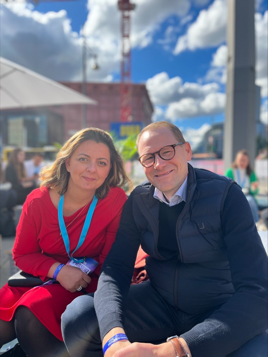 OpenCommsGlobal's tweet image. Last week Kristina spoke about creating a diverse &amp;amp; inclusive team at the #KKongress22 with @ana_adi. 

The importance and positive impact of Diversity and inclusion are enormous. 

Diversity is easy when you lower your barriers and allow yourself to be Open.
#opencommunication