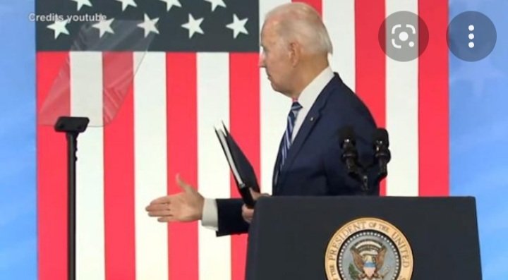 Joe Biden che stringe la mano agli elettori di Impegno Civico.
#DiMaioOut