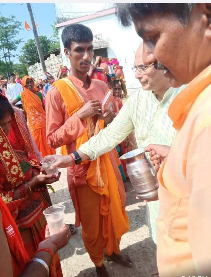 RSPandey_RSP's tweet photo. अपने गाँव में नवरात्रि के पहले दिन कलश यात्रा समूह के सदस्यों के साथ…#navratri2022 https://t.co/uQF8PkdSPh