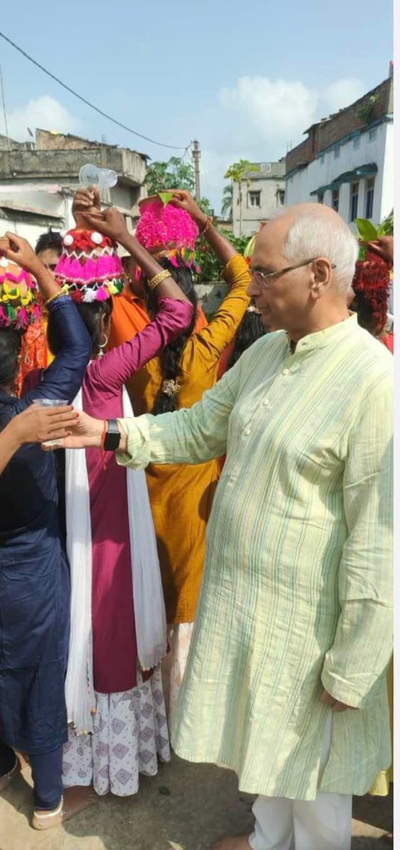 RSPandey_RSP's tweet photo. अपने गाँव में नवरात्रि के पहले दिन कलश यात्रा समूह के सदस्यों के साथ…#navratri2022 https://t.co/uQF8PkdSPh