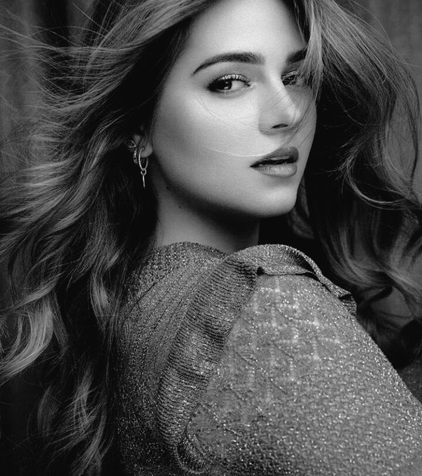 وفي مَنامي رأيتك !
تدعُوَنِي إلى 'جَنائن' صدرك 
وفي عينيك ثورةُ نِداء
وأراني أُخطو اليک بـِ حَياء
🖤🏹