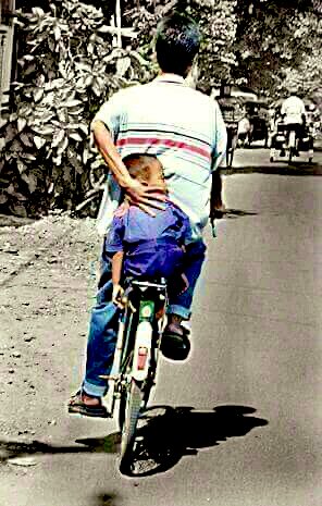 Ibumu.. Ibumu.. Ibumu..

Mayoritas orang menafsirkan bahwa pengulangan kata "Ibu" tiga kali oleh Rasulullah menunjukkan bahwa Ibu lebih utama daripada Ayah, ternyata tidak demikian menurut Imam Ibnu Asyur.