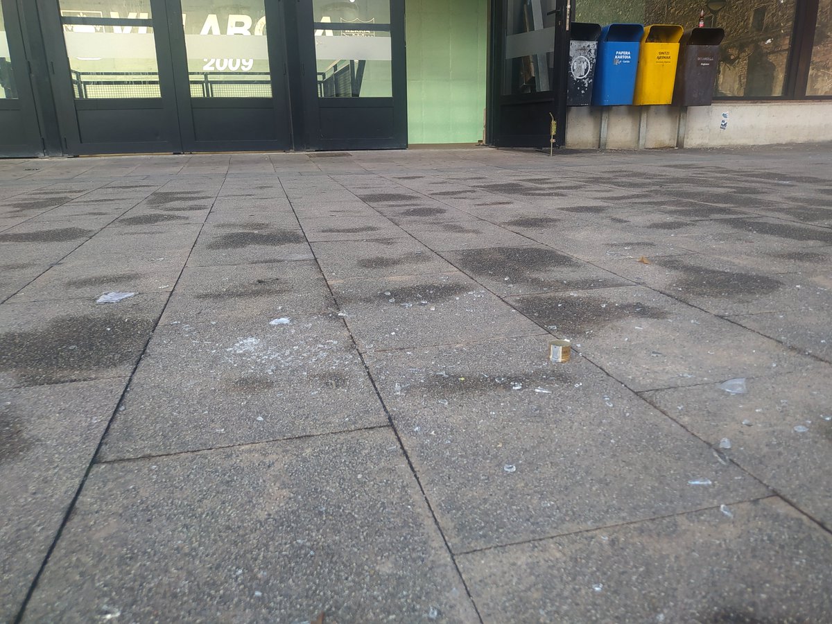 VillabonaUdala's tweet photo. Asteburuan horrela geratu da Villabonako udal pilotalekua: zikinkeria nonahi, kristalezko botilak, zigarrokinak, pixa... 
Tamalez askotan gertatu da. Hau onartezina da eta neurriak hartuko ditugu errepika ez dadin. 
Errespetatu herriko eremu publikoak!
#Hondakinak #Pilotalekua https://t.co/wTjBJDGaSZ