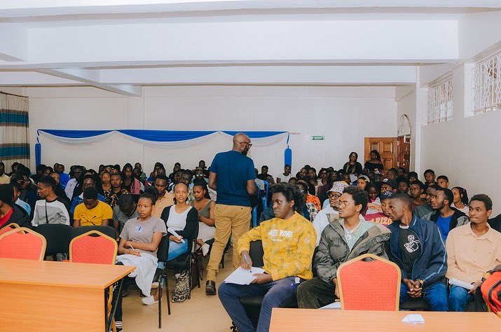 solgeneration_'s tweet photo. Scenes from the KU Edition of #TraceInTheCityKe presents #DOPECampusTour masterclass 🔥
@Nanjero_ || @ADELLEO
#solgenerationmusic #SolgenerationDOPE #SolGenerationExcellence https://t.co/ILZjEPoOCl