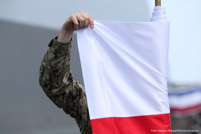 Polijas armija piedāvās vienas dienas pamata militāro apmācību visiem pilsoņiem vecumā no 18 līdz 65 gadiem, paziņojusi Polijas Aizsardzības ministrija. Mācības ietvers ieroču lietošanu, šaušanu, tuvcīņu, kartes lasīšanu un notiks 17 armijas bāzēs oktobra un novembra sestdienās.