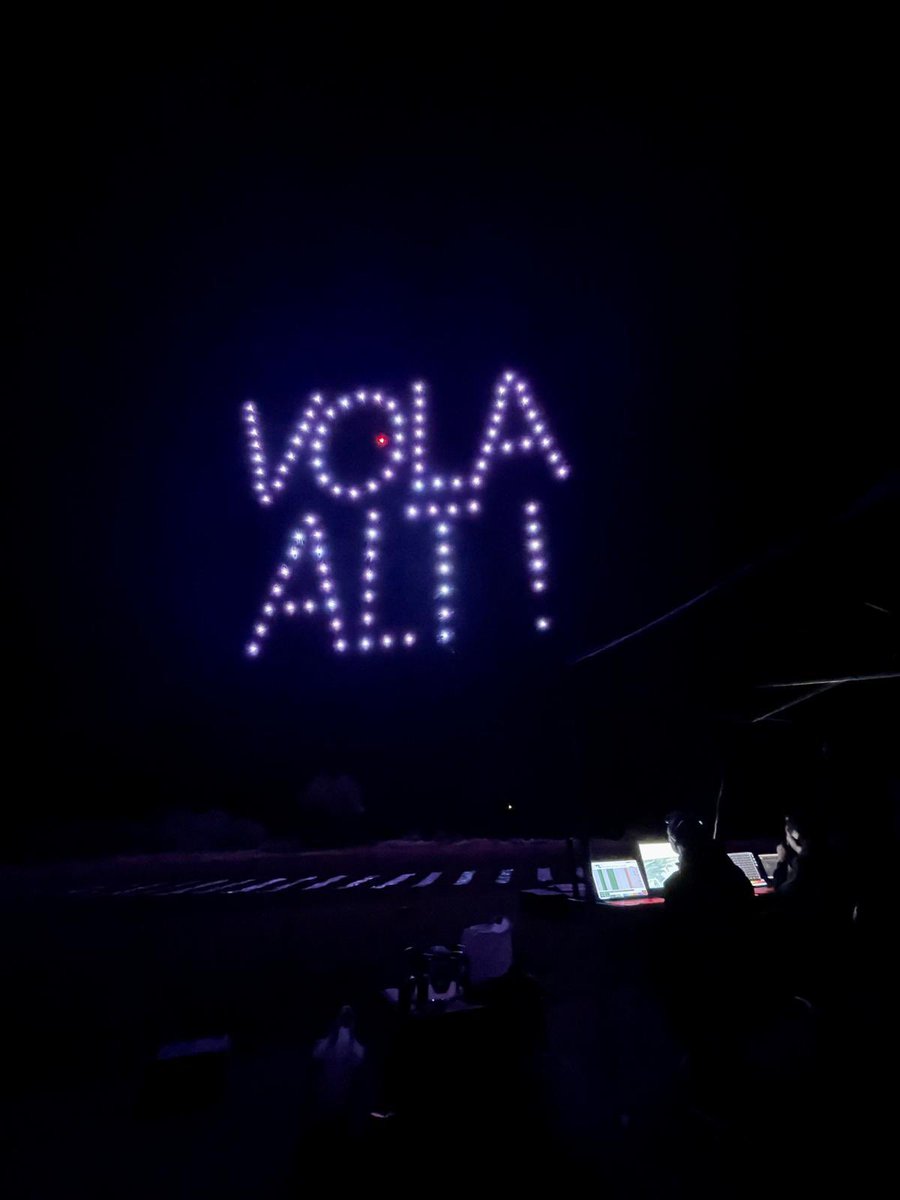 flockdroneart's tweet photo. ❤️ VOLA ALT - VUELA ALTO - FLY HIGH !

GRAN l’equip de #FLOCKdroneart! Ahir vam estar a l’alçada del que l’amic Joan es mereixia. A prop d’on descansa, fent el que més li agradava… volant, volant alt… 
VOLA ALT, JOAN! Vola alt, AMIC!

#volaalt #flockdroneart #droneshow https://t.co/12sbHrbVlz