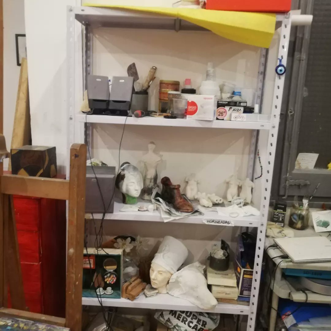 EspaiMedusa's tweet photo. Rincones de escultura. 
No es desorden, es caos creativo!! 🤩 https://t.co/bMqYc38lDE