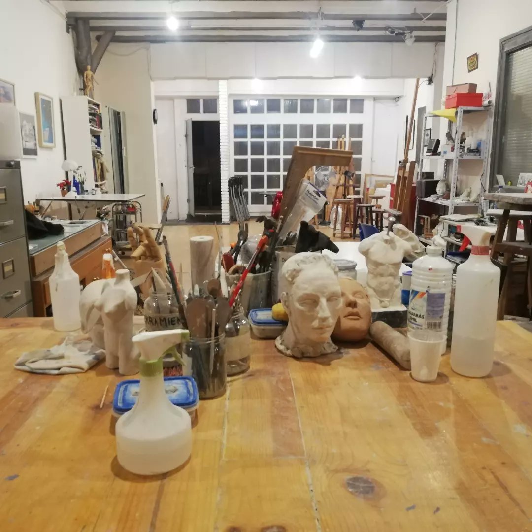 EspaiMedusa's tweet photo. Rincones de escultura. 
No es desorden, es caos creativo!! 🤩 https://t.co/bMqYc38lDE