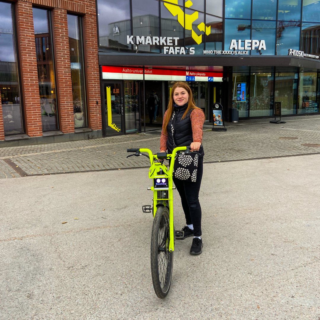 HelFreebike's tweet photo. Freebike-virtuaaliasemat löytyvät muun muassa metroasemien läheisyydestä. 🅿️

Siirtyminen metrolta kohteeseen onnistuu siis mukavasti sähköpyöräillen.  😍

Psst! Freebike on myös Espoon poikittaisliikenteen pelastaja. 😎

#helsinkifreebike https://t.co/Rov0OlSb6P