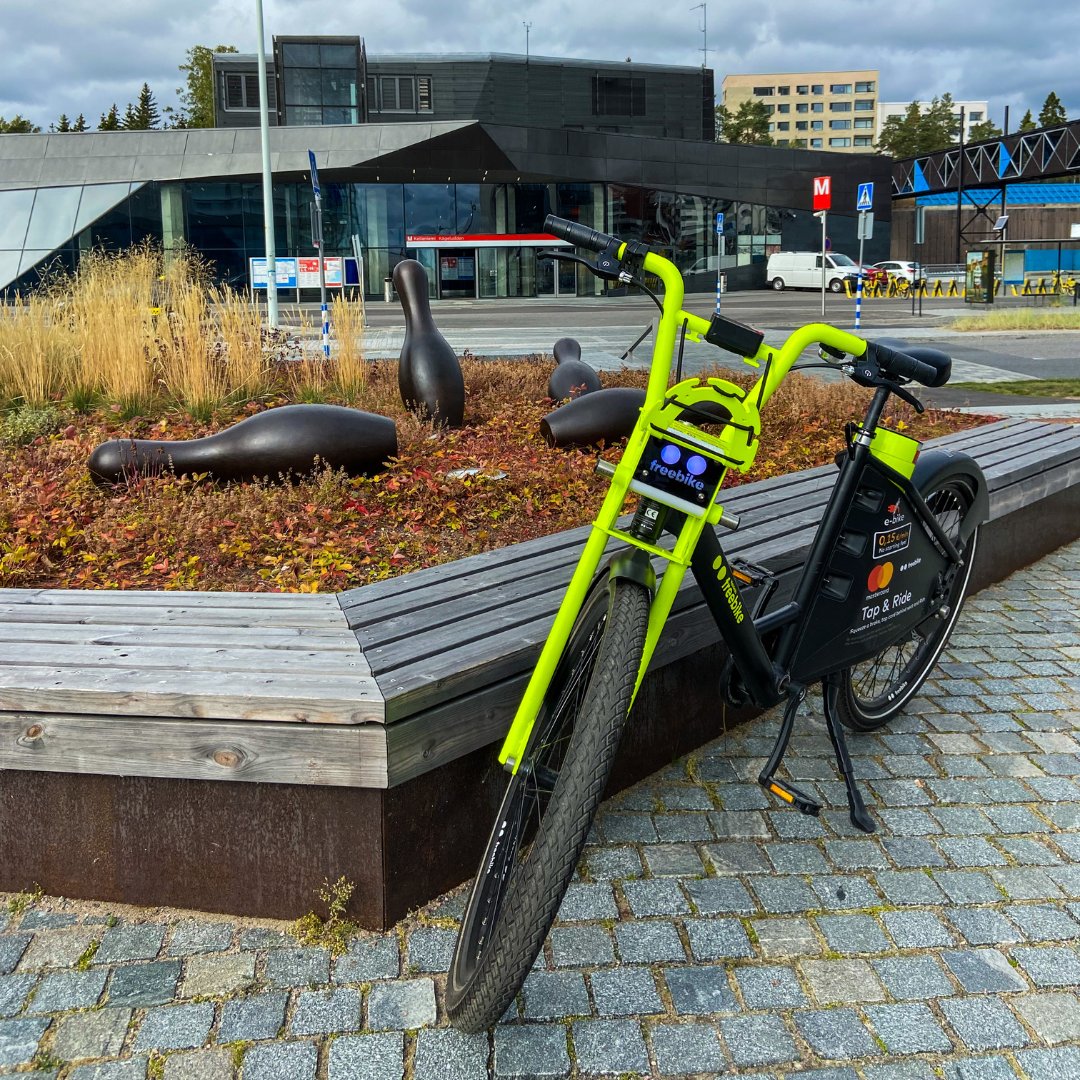 HelFreebike's tweet photo. Freebike-virtuaaliasemat löytyvät muun muassa metroasemien läheisyydestä. 🅿️

Siirtyminen metrolta kohteeseen onnistuu siis mukavasti sähköpyöräillen.  😍

Psst! Freebike on myös Espoon poikittaisliikenteen pelastaja. 😎

#helsinkifreebike https://t.co/Rov0OlSb6P