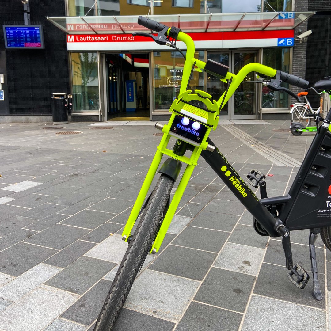 HelFreebike's tweet photo. Freebike-virtuaaliasemat löytyvät muun muassa metroasemien läheisyydestä. 🅿️

Siirtyminen metrolta kohteeseen onnistuu siis mukavasti sähköpyöräillen.  😍

Psst! Freebike on myös Espoon poikittaisliikenteen pelastaja. 😎

#helsinkifreebike https://t.co/Rov0OlSb6P