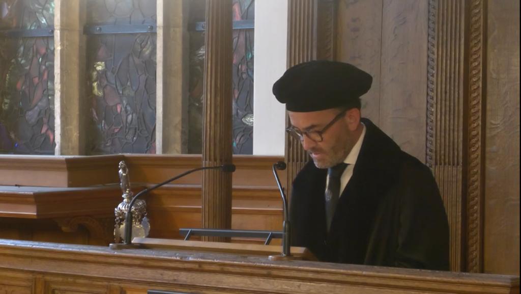 We zijn trots op prof. dr. Jerry Braun, onze nieuwe hoogleraar Cardiothoracale Chirurgie. In zijn zeer interessante #oratie "Uit Talloos veel Miljoenen" sprak hij over 3 belangrijke ontwikkelingen in de chirurgie. Lees het op: bit.ly/3UDoCzc <a href="/LUMC_Leiden/">LUMC Leiden</a> #longchirurgie