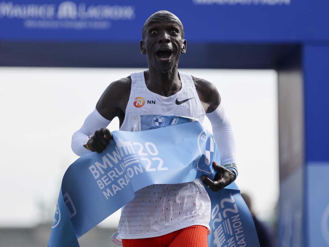 JogglingDude's tweet photo. Yesterday, @EliudKipchoge gets the world record for the #marathon (2:01:09) THE SAME DAY I get a 26 minute #PR (3:57:48) while #joggling a marathon?

I think it’s pretty obvious who had the more monumental day. https://t.co/Kc39LzAnh5