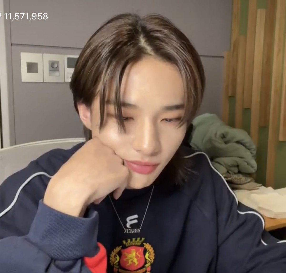 skzinfoespmx's tweet photo. 220927 Hyunjin VLIVE

Hyunjin puso el SKZ-RECORD de Jeongin y el cover de Seungmin (Ghost) y empezó a decirles cumplidos a ambos, diciendo que sus voces son realmente angelicales y dulces, que esta muy orgulloso de ambos 💗

#MAXIDENT #StrayKids #CASE143 https://t.co/B3AcLTqXSX