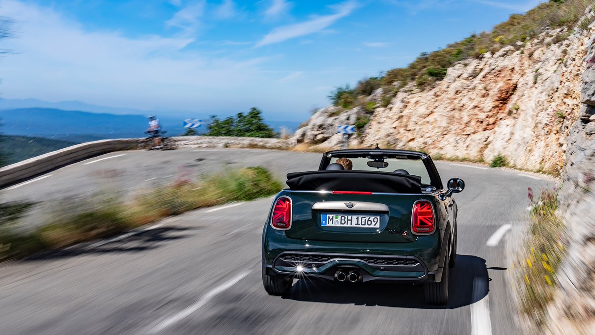 MINI's tweet photo. Resolutely on the road. 💚

#ResoluteEdition #MINIConvertible #MINI

MINI Cooper S Convertible: Fuel consumption combined in l/100km: 5.9 – 5.6 (NEDC); 6.6 – 6.2 (WLTP), CO2 emissions combined in g/km: 135 – 128 (NEDC); 151 – 141 (WLTP) https://t.co/fI1Icfi6mA