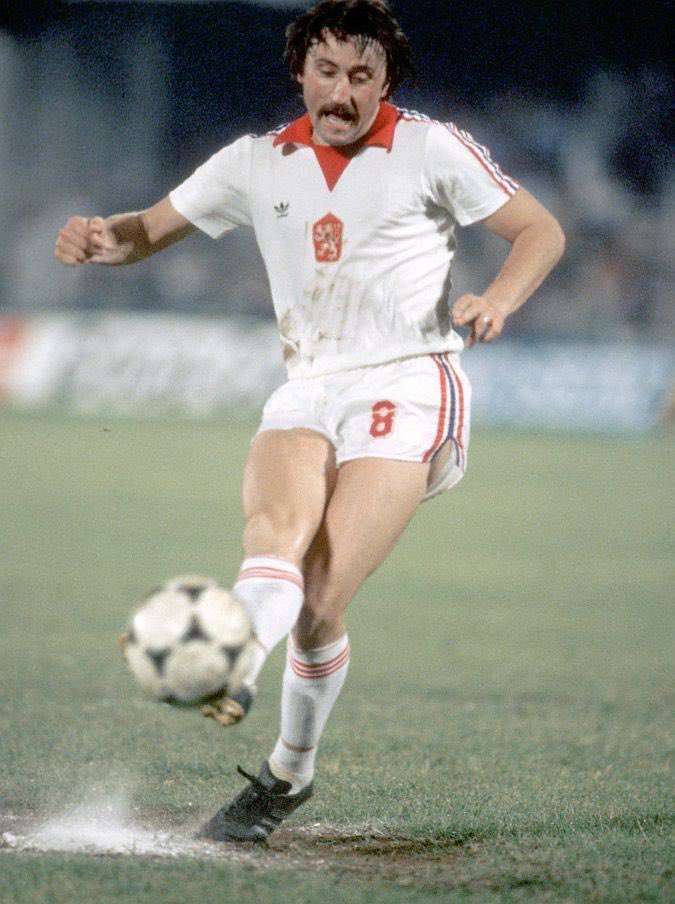 Antonín Panenka, figura de culto. Centrocampista atacante, fino en la conducción, eficaz en el pase, y perfecto a balón parado.
Único futbolista que ha puesto nombre a un lance del juego junto a Ricardo Zamora. Los penaltis no son lo mismo desde la osadía del checoslovaco.