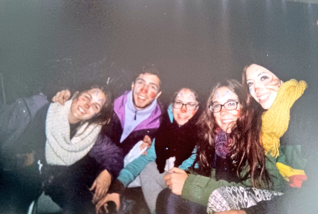 BallesClau's tweet photo. A vore. Fa 8 anys al #festivern de 2014 (crec) me vaig trobar una càmera d'usar i tirar. Avui, 2022, m'ha donat per revelar-la. Seria suuuuper guai trobar a aquestes persones desconegudes. M'ajudeu? RT https://t.co/Nsa1HflaTb