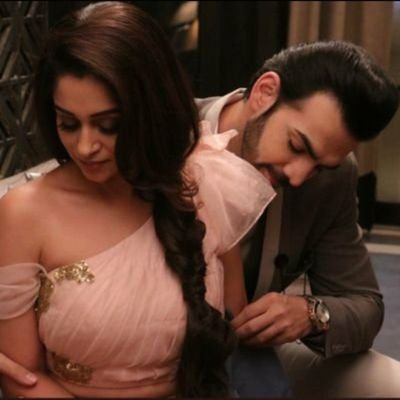 _Ishqbulava_'s tweet photo. My 26th September totally means - "Be Mine Forever" &amp; Dil Diyaan Gallan.
I loved the entire episode of 26th September (barring shhh.. Parts 😂) 

#KahaanHumKahaanTum #Ronakshi #Karpika https://t.co/K3OvKXGL0n