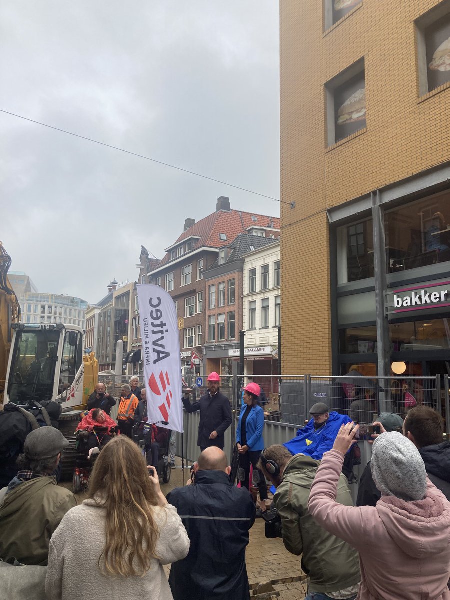 bertpopken's tweet photo. De start van de nieuwe inrichting van de Grote Markt in #Groningen . Duurt ongeveer een jaar. Het stadsbos wordt eind ‘23 de afronding. Komt helemaal goed! https://t.co/qD0AQ5zkL7