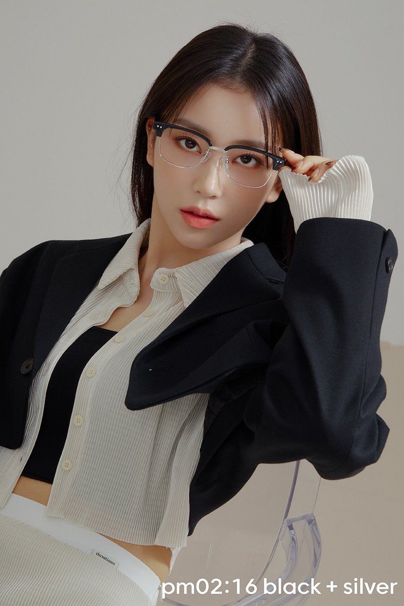 seohyuntjin's tweet photo. Believe me that Glass Me type is suit for every facial women💼 https://t.co/9hJVWBTMfU