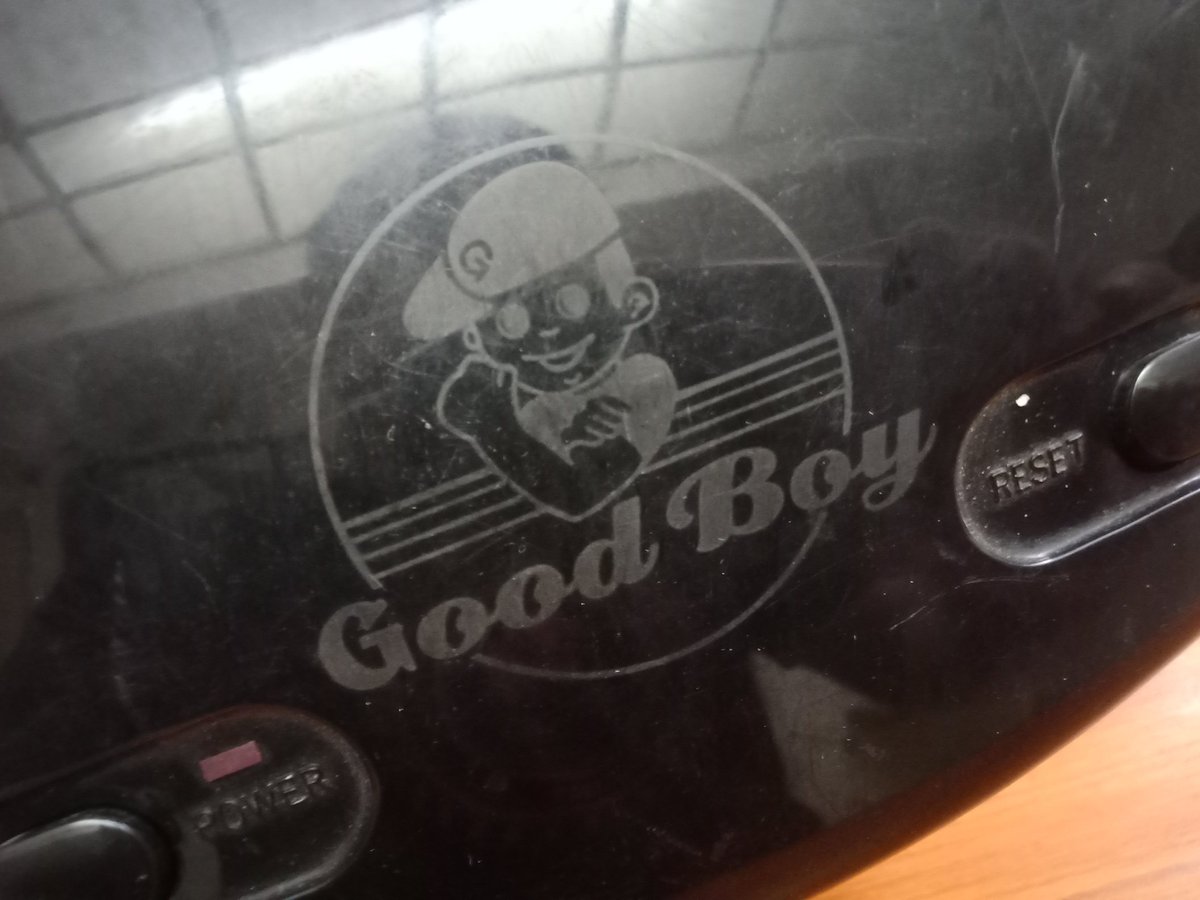 Good Boy GB-300SE Famiclone. The power supply doesn't seem to be original, but we've got the box and handles. Included is an antenna for wireless usage.

#famiclone #retrogaming #nes #gaming #famicom #nintendo #maliscash #familybits