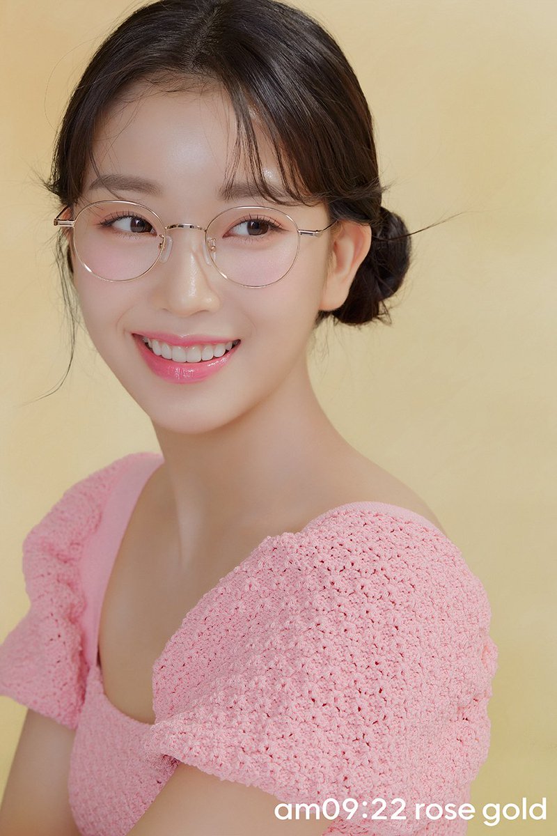 seohyuntjin's tweet photo. Dressed wearing pink top and Glass Me shinin in eyes make everything look perfect in yellow pastel background ⭐ https://t.co/hWMm4zpJd8