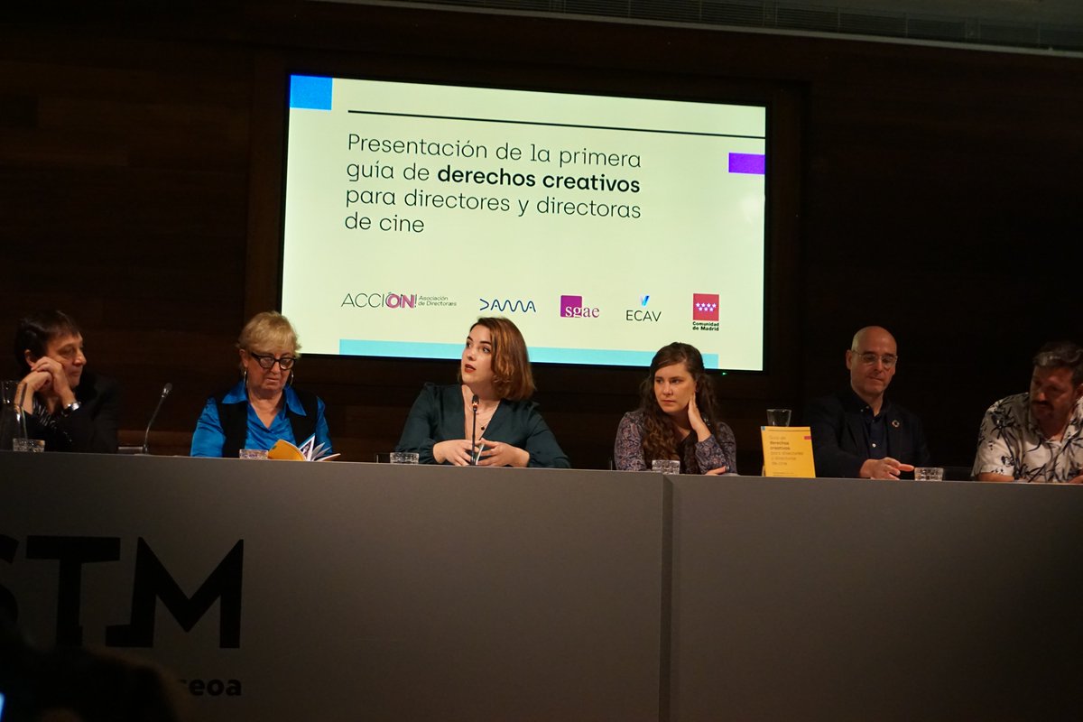 carolbutron_'s tweet image. Este viernes estuvimos presentando en @sansebastianfes, la primera Guía de derechos creativos para directores/as de España, producida por @acciondirectorx, patrocinada por  @SgaeAudiovisual, @DAMAUTOR, @film_madrid @ComunidadMadrid y la #ECAV.
Escrita por Cristina Gadea y por mí