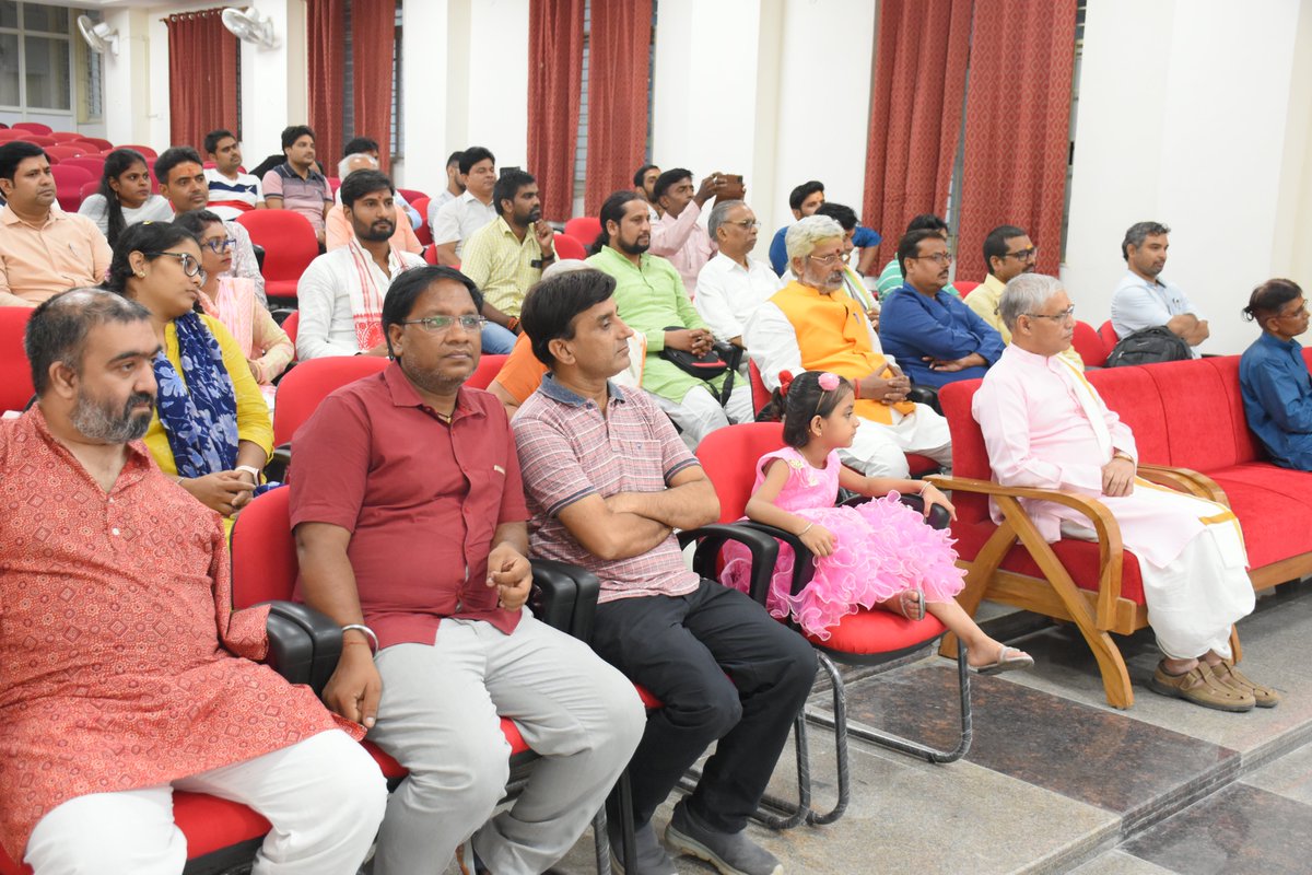 cvsbhu's tweet image. वैदिक विज्ञान केन्द्र, काशी हिन्दू विश्वविद्यालय द्वारा दिनांक दिनांक 20-26 सितम्बर, 2022 तक आयोजित होने वाली षड् दिवसीय ‘‘ज्योतिष शास्त्र का वैज्ञानिक सन्दर्भ’’ राष्ट्रीय कार्यशाला का समापन सत्र आज दिनांक 26 सितम्बर, 2022 को सायं 4:00 बजे से किया गया।