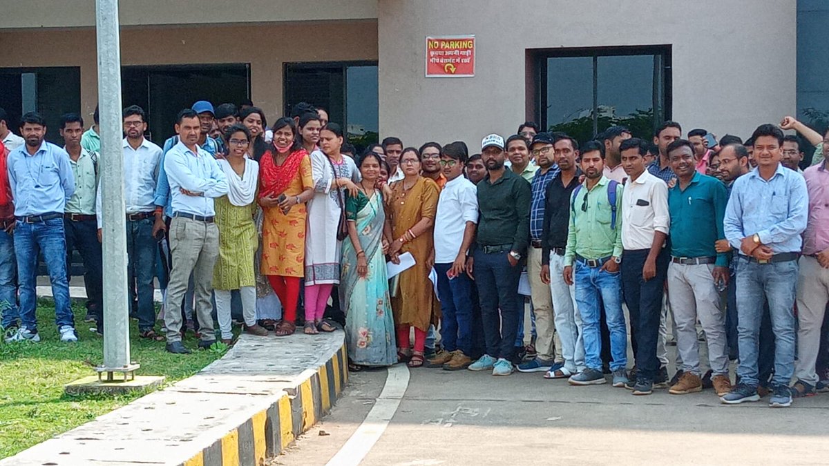 सामान्य प्रशासन द्वारा मांगी गई अनियमित कर्मचारी के प्रपत्र में मेहमान प्रवक्ता की जानकारी नही भेजने पर, मेहमान प्रवक्ता संघ ने संचालक महोदय के समक्ष अपनी समस्या बताया गया।
<a href="/AwanishSharan/">Awanish Sharan 🇮🇳</a> 
<a href="/GadpaleRavi/">RAVI GADPALE</a>
<a href="/cgitiglto10/">ITI मेहमान प्रवक्ता संघ छ. ग.</a>