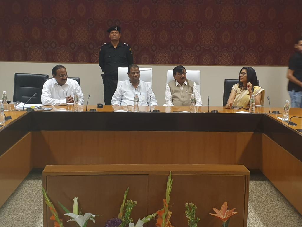 આજ રોજ ગાંધીનગર ખાતે હરિયાણાના શ્રમ અને રોજગાર મંત્રીશ્રી <a href="/AnoopDhanak/">Anoop Dhanak</a> સાથે બેઠક યોજી મારા વિભાગ હસ્તકની વિવિધ યોજનાકીય માહિતીથી માહિતગાર કર્યા. આ બેઠકમાં બંને રાજ્યના વિભાગના અધિકારીઓ ઉપસ્થિત રહ્યા હતા.