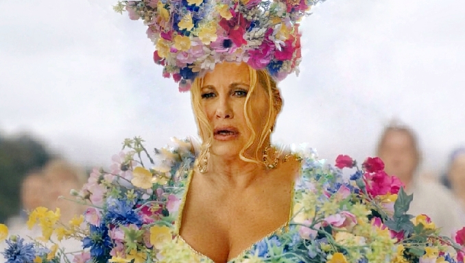 ewpaisley's tweet image. People focus on careers and politics and the Discourse and never stop to think what Midsommar would have been like with Jennifer Coolidge instead of Florence Pugh.