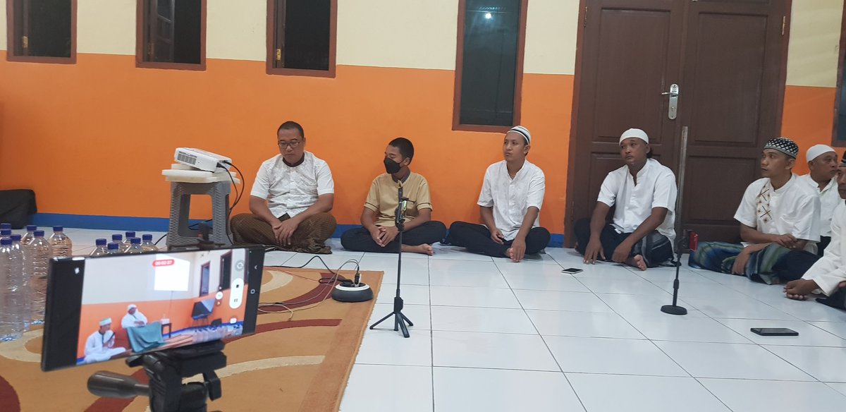 linurulinsan's tweet photo. Malam ini majelis ilmu dilaksanakan dipendopo Gojep di kab. Biak Prov. Papua, materi kali ini dengan judul "Marifatul Ilmul yaqin atau mengenal Ilmu yakin". https://t.co/OppjygvuAD