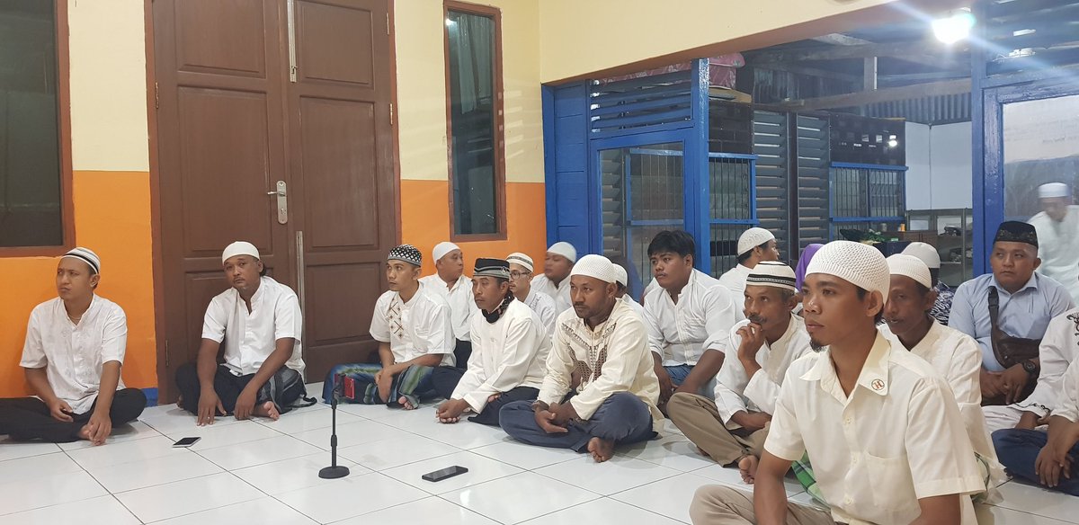 linurulinsan's tweet photo. Malam ini majelis ilmu dilaksanakan dipendopo Gojep di kab. Biak Prov. Papua, materi kali ini dengan judul "Marifatul Ilmul yaqin atau mengenal Ilmu yakin". https://t.co/OppjygvuAD