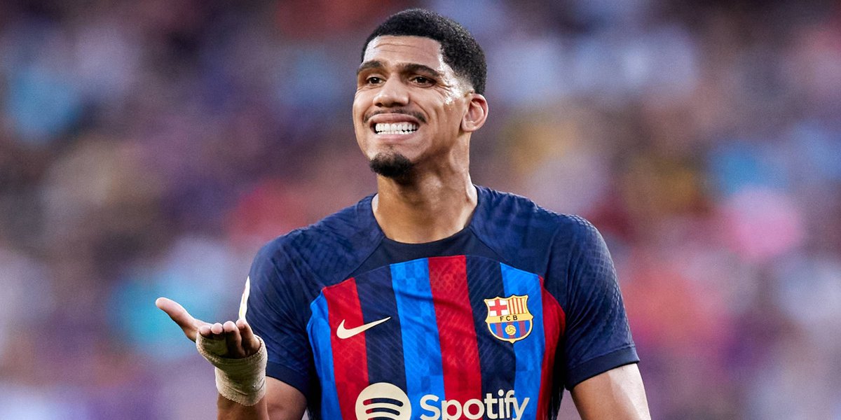 🚨NOTICIA @SINCONCESIONES

𝗥𝗼𝗻𝗮𝗹𝗱 𝗔𝗿𝗮𝘂𝗷𝗼, 𝗽𝗮𝘀𝗮𝗿𝗮́ 𝗽𝗼𝗿 𝗲𝗹 𝗾𝘂𝗶𝗿𝗼́𝗳𝗮𝗻𝗼 𝘆 𝘀𝗲 𝗽𝗶𝗲𝗿𝗱𝗲 𝗲𝗹 𝗠𝘂𝗻𝗱𝗶𝗮𝗹.

El uruguayo del Barça sigue el consejo del Dr. del club, Pruna, para tratarse la avulsión del tendón del adductor de la pierna derecha.