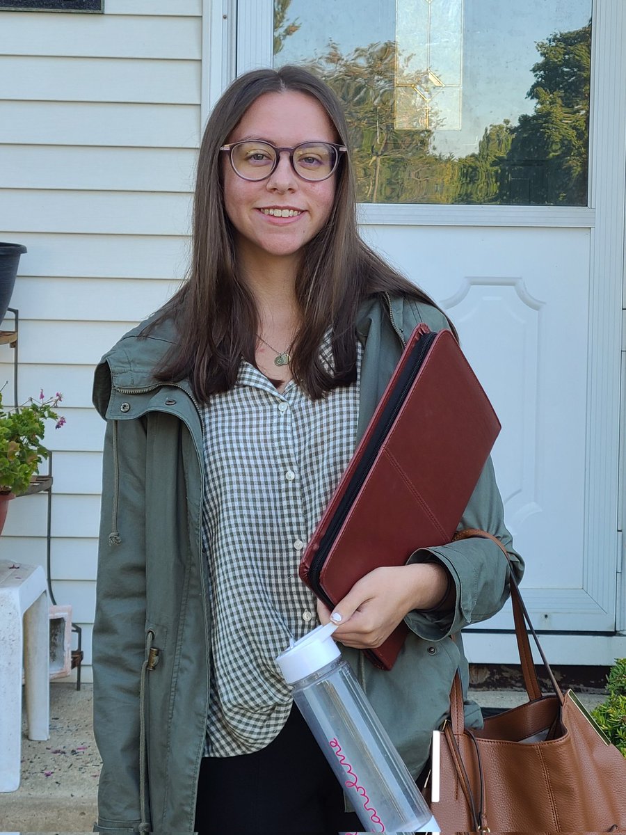 brian_bonafitz's tweet image. It's #Monday and wishing a happy #FirstDayOfWork to our oldest daughter Caroline, as she starts her 1st full-time job today! You got this! ❤️ u 3000! #NextLevelBonnies #FitzGirlsRule #WorkingForALiving #ProudDad #MondayFitz #StayHealthy #DadLife #September26th #FallFitz