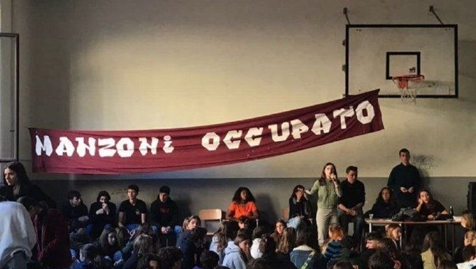 Liceo Manzoni di Milano occupato per protesta contro Meloni.
Queste sono le stesse persone che NON hanno protestato contro dad, mascherine e greenpass. Gli stessi che hanno accolto con entusiasmo la dittatura sanitaria.   
🤡🤡🤡🤡