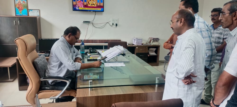 FpsAssociation's tweet photo. અમરેલી જિલ્લાના એફ. પી. એસ. એસોસિએશન દ્વારા આવેદન પત્ર. 

@CMOGuj @PiyushGoyal @Secretary_DFPD @pkumarias @nanditaias @tmdholakia  @nareshpatelmla @GajendrasinhBJP @tv9gujarati @abpasmitatv @Bhupendrapbjp https://t.co/U1rMXpMugv