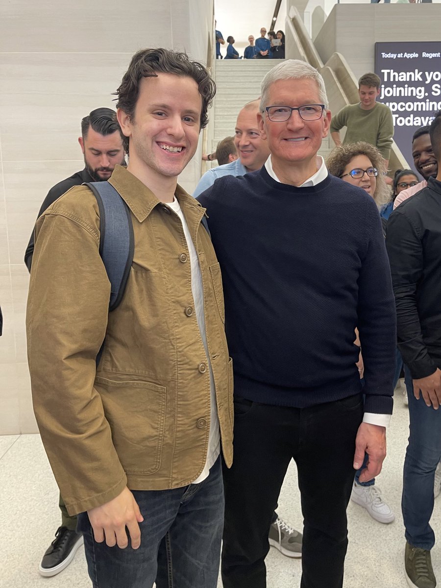 DanielJParilla's tweet photo. Met @tim_cook in London today! Every bit as polite and kind as you imagine. https://t.co/KCSP6E6lIP