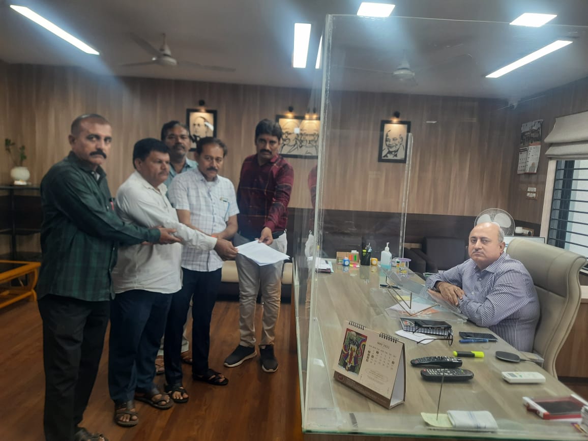 FpsAssociation's tweet photo. રાજકોટ જિલ્લાના એફ. પી. એસ. એસોસિએશન દ્વારા આવેદન પત્ર. 

@CMOGuj @PiyushGoyal @Secretary_DFPD @pkumarias @nanditaias @tmdholakia  @nareshpatelmla @GajendrasinhBJP @tv9gujarati @abpasmitatv @Bhupendrapbjp https://t.co/q8894Emv6K https://t.co/RlpdxOkvEz
