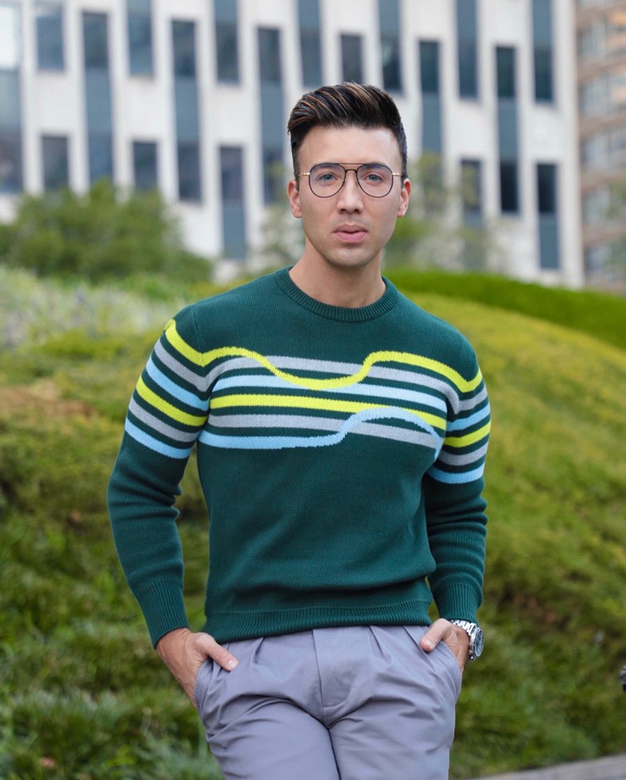 Break out the sweaters 💚

Forest Green Amalfitana Sweater from <a href="/parkeandronen/">parke & ronen</a> 🌲

Beyond chic and a definite must have for fall. 🍁

#stylewithden #parkenronen #sponsored #menswear #fall #styleguide