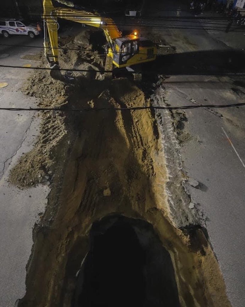 El_NuevoNormal's tweet photo. #NuevoNormal | En Villa Nueva
continúan los trabajos de excavación y rescate.
La maquinaria sigue activa al iguala que los diferentes cuerpos de socorro, siguen en busca y rescate de madre e hija desaparecida. https://t.co/iuP2Z9hgnk