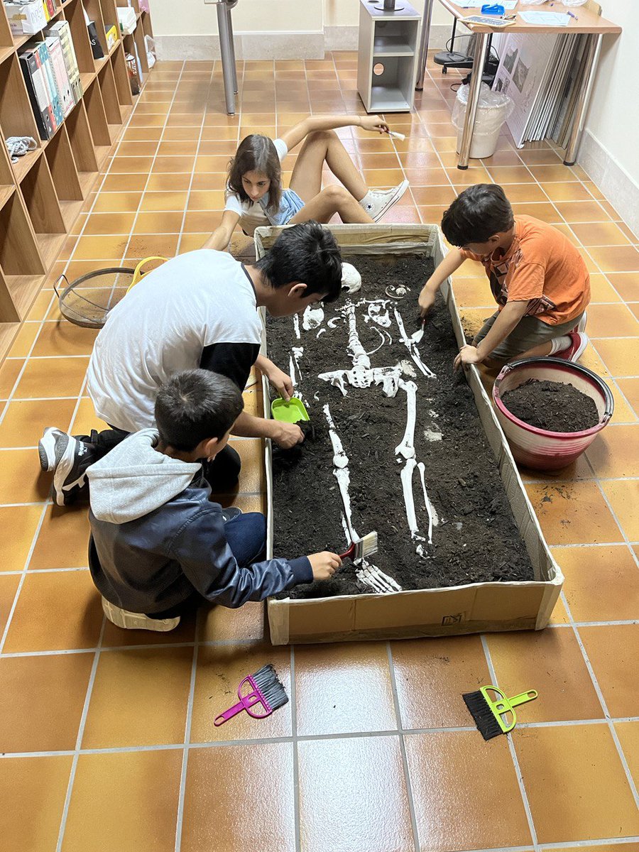 MuseoBiddas's tweet photo. Sabato 24 e domenica 25 si sono svolte le Giornate Europee del Patrimonio 2022 🏦
Ringraziamo tutti i visitatori e i bambini che hanno partecipato al nostro laboratorio di scavo simulato, ci siamo divertiti tanto!
Rimanete connessi e non perdete i prossimi eventi! 😉
#GEP2022 https://t.co/zOUJuIAIC8