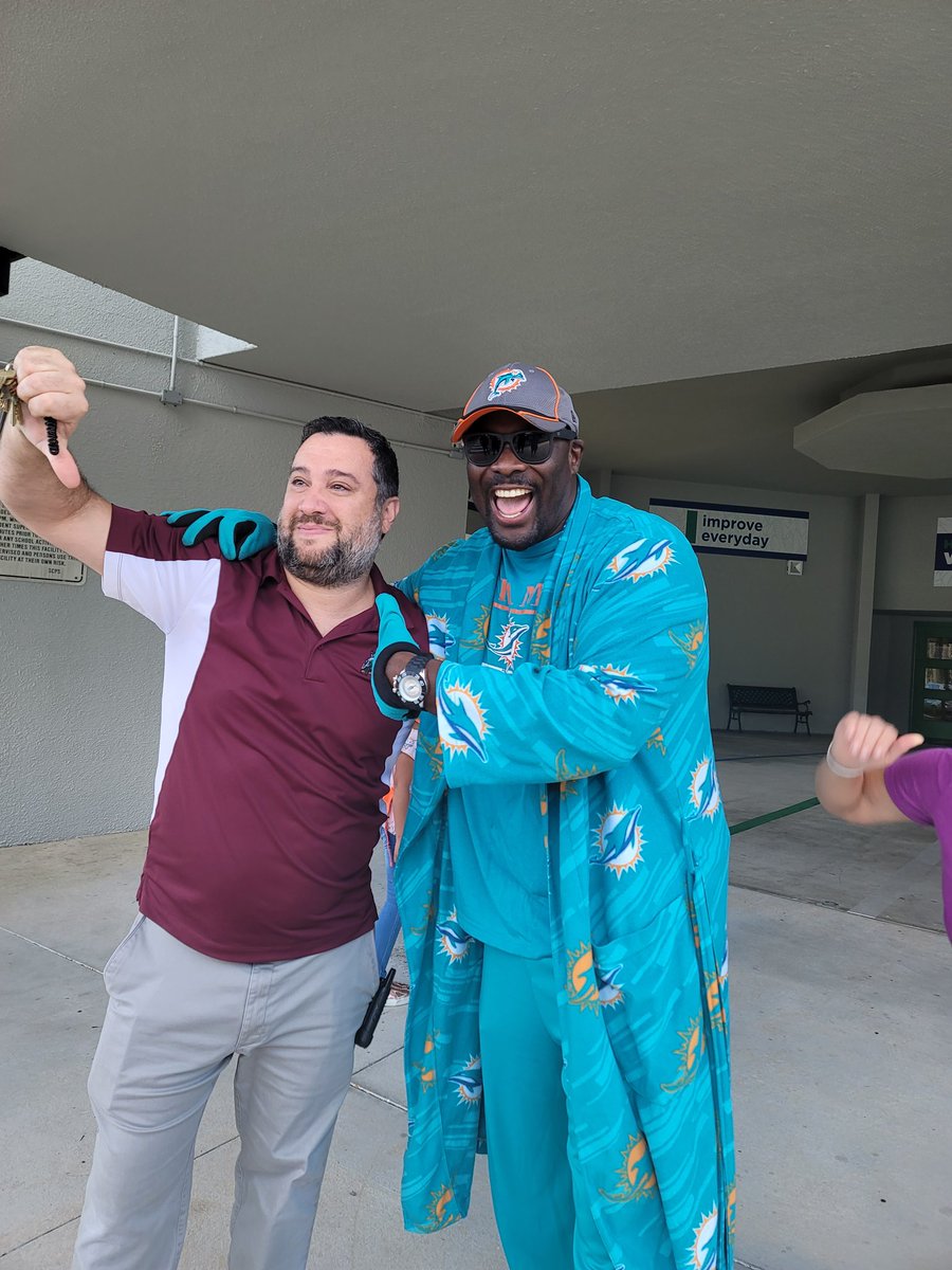 RodneyGabriel10's tweet photo. The Prinicipal is a big time Bills' fan. @WESH https://t.co/R5W0fKuMCb