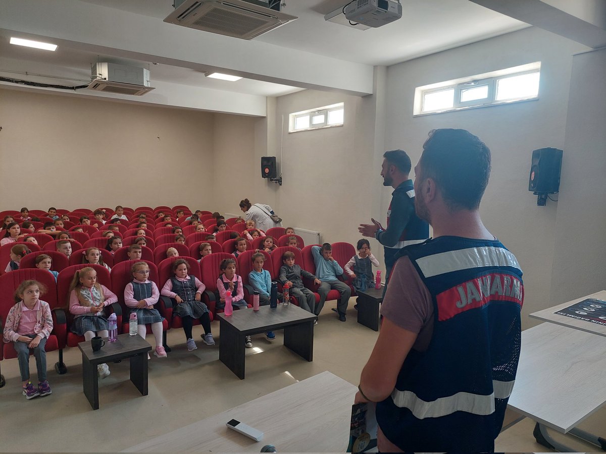 yenikarpuzluio's tweet photo. Edirne İl jandarmadan gelen ekipler Siber suçlarla ilgili 3. ve 4. Sınıf öğrencilerimize eğitim verdiler.@Edirne_MEM @Dr_Onderarpaci @ipsalailcemem  @smehmetengin https://t.co/9LYrR0ifIN